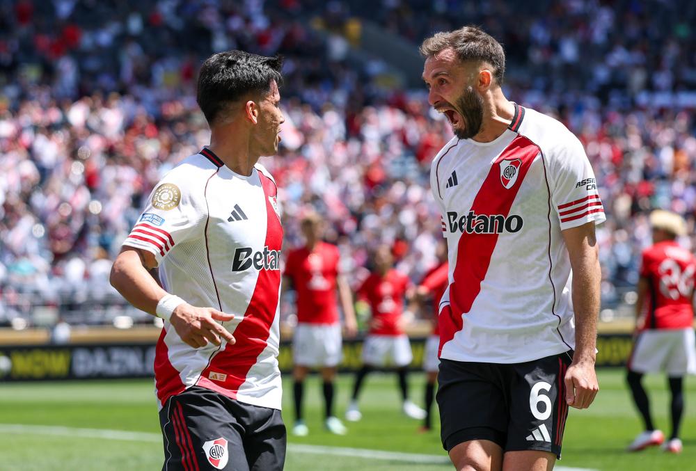 状态不错！4号秀克尼佩尔半场9中7轰18分